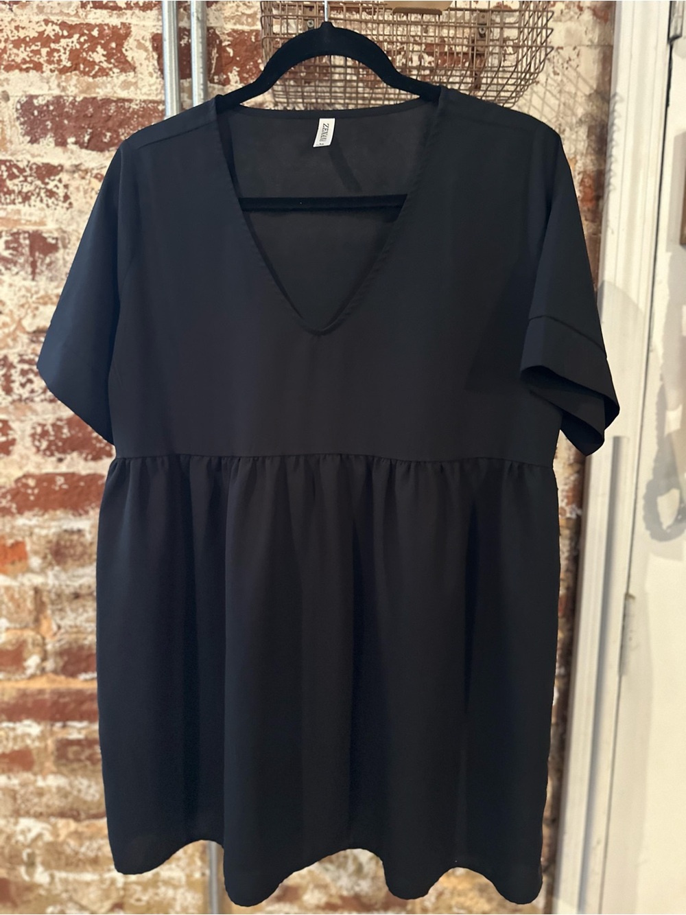 Zenana Women's Black V-Neck Short Sleeve Peplum Top